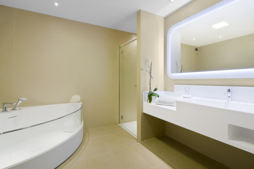 All’omogeneità cromatica di pavimenti e rivestimenti fanno da contraltare lavabi, docce e vasche bianchi.