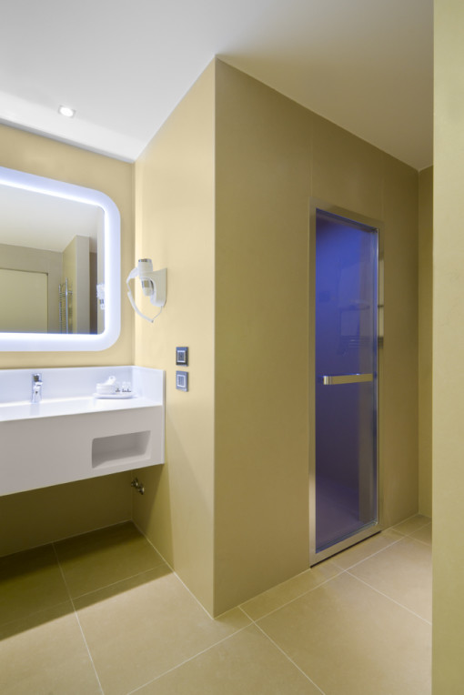 In alcune camere sono stati realizzati hammam su misura, completi di doccia (con piatti doccia sempre in Duralight) e cromoterapia.