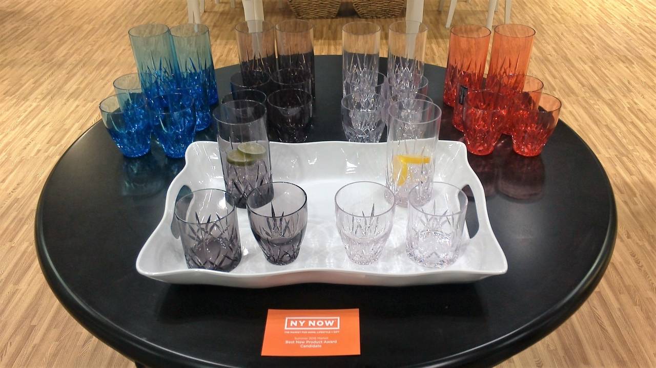  Aurora Highball Tumbler di Qsquared, collezione di bicchieri colorati in robusto Tritan BPA free – copoliestere di nuova generazione – che si ispira al cristallo lavorato. 