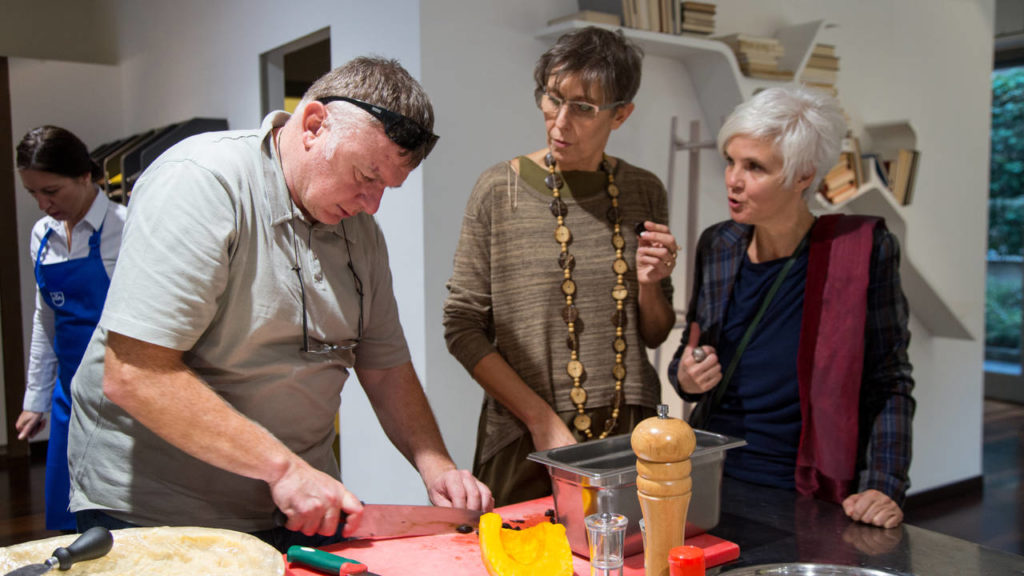 Lo chef Umberto Zanussi insieme agli architetti dello studio FZI Interiors , vincitore della terza tappa dei Cooking Race