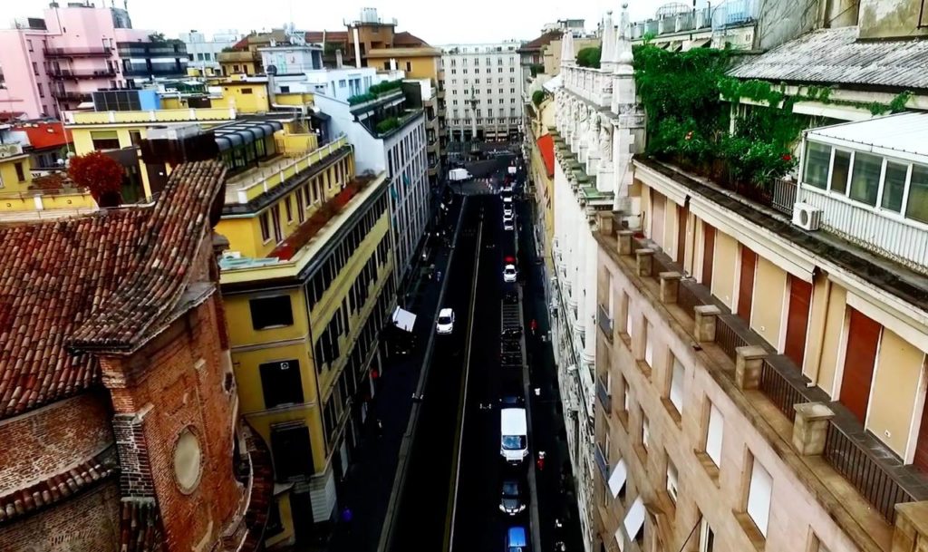 Una vista della via Durini, consacrata come una dei più importanti distretti del design milanese e internazionale 