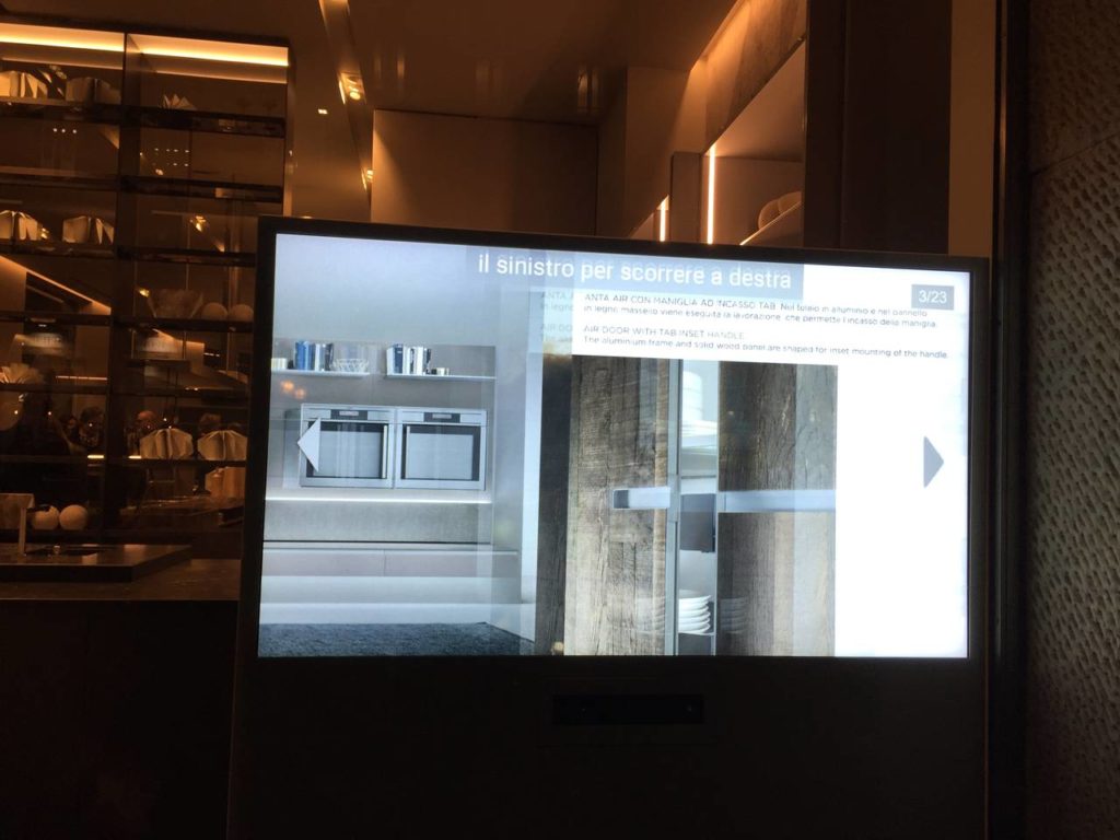 Lo schermo touchless proposto da Ernestomeda per il nuovo showroom di via Larga, a Milano