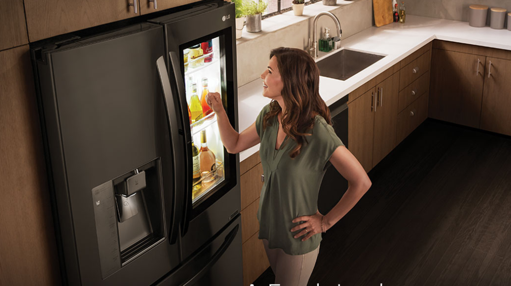 Per il frigorifero Smart InstaView Door-in-Doordi LG il vero punto di forza è l’integrazione di Alexa, l’assistente vocale di Amazon