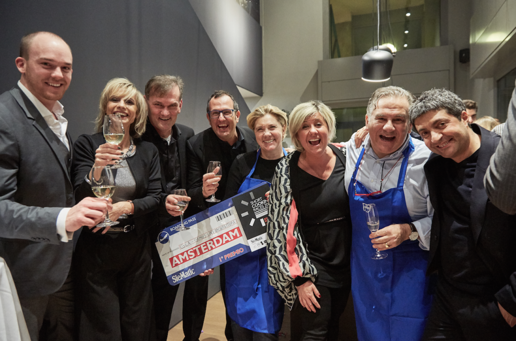 Il team Siematic brinda con i vincitori che hanno come premio un viaggio adAmsterdam 