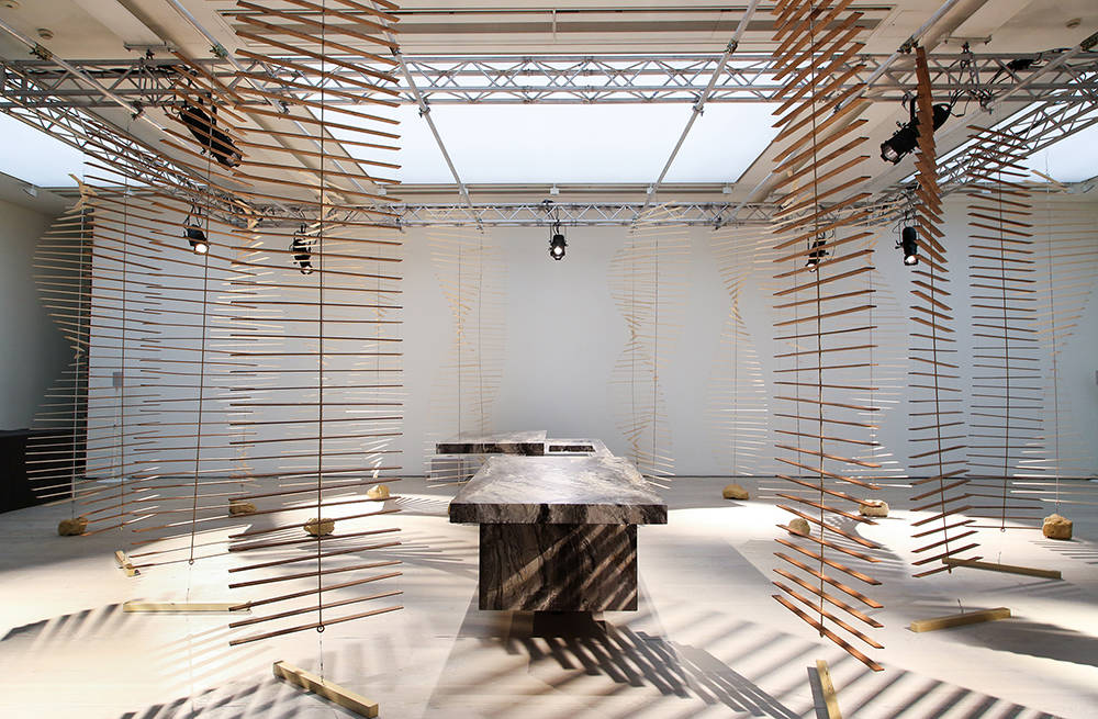 L'isola K-In/K-Out presentata nella Saatchi Gallery, rinomata galleria d’arte contemporanea londinese. Le originali installazioni mobili in legno di forma elicoidale sono dello studio Bonsoir Paris 