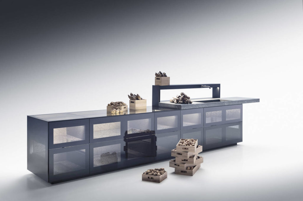 Artematica Invitrum: la cucina 100% in vetro e alluminio è diventata un concept trasparente simbolo della ricerca di Valcucine sui materiali 