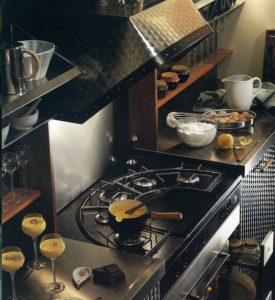 Acciaio e legno per la cucina Desk proposta per Sarila nel 1984 che vede nella zona cottura il suo fulcro. Da notare il piano Stone realizzato in ceramica