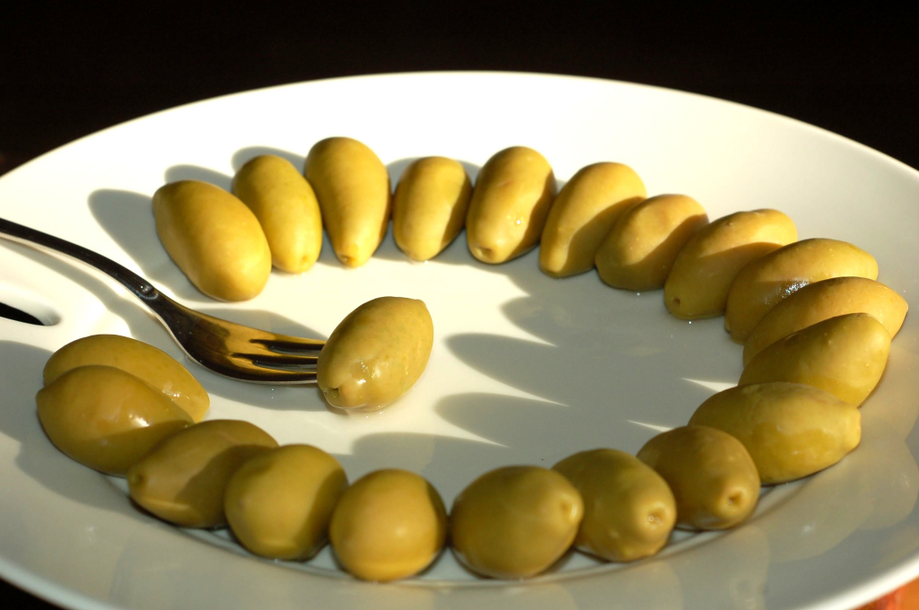 olive-verdi-sul-piatto