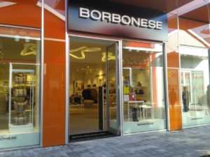 Borbonese espone in doppio prezzo: prezzo normale e prezzo Scalo Milano